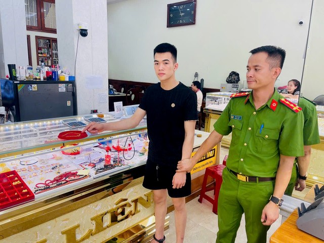 Bắt Trần Hồng Phong sinh năm 2007, tịch thu dây chuyền và lắc vàng trị giá hơn 100 triệu - ảnh 1