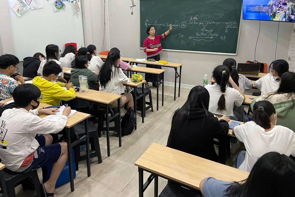 Không cấm giáo viên dạy thêm - ảnh 1