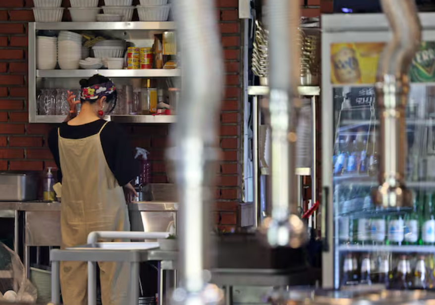 Nền kinh tế lớn thứ 4 châu Á lung lay: Người dân hạn chế chi tiêu, đến ăn tối cũng phải cân nhắc  - ảnh 1