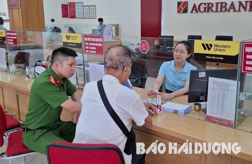 Ông V. đến ngân hàng rút sổ tiết kiệm để chuyển khoản 200 triệu đồng, nhân viên Agribank nhận giao dịch rồi lập tức báo công an - ảnh 1