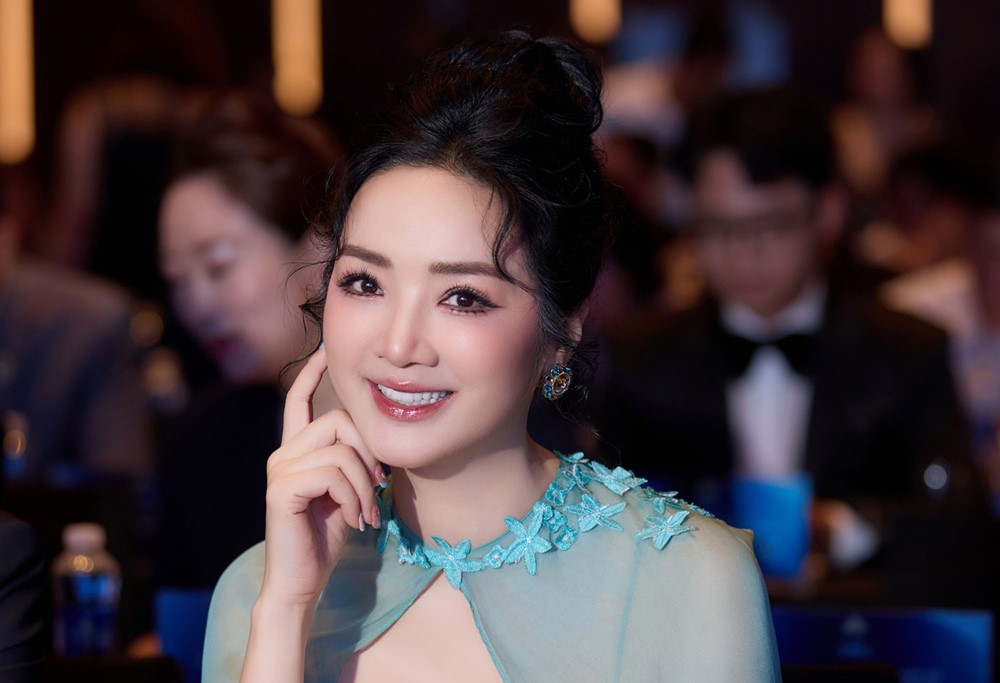 Mỹ nhân là nữ hoàng ảnh lịch, đội vương miện suốt ba thập kỷ, có bố đạo diễn, mẹ giảng viên, U60 sống vương giả trong biệt thự rộng 1.000m2  - ảnh 5