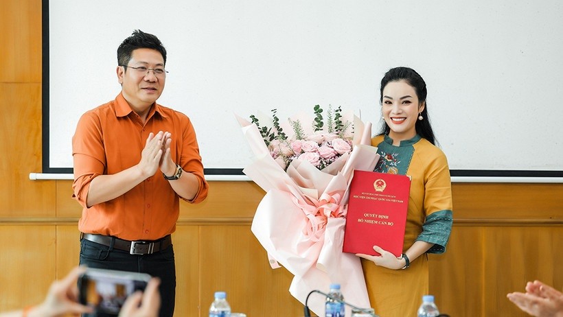 NSƯT là Trưởng khoa, Tiến sĩ âm nhạc trẻ nhất Việt Nam được phong 'Nữ hoàng nhạc dân gian', tuổi 43 hạnh phúc bên chồng PGS.TS, Viện trưởng - ảnh 3