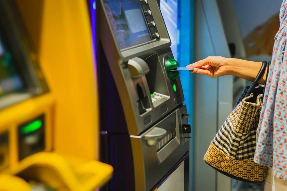 Bắt giữ một người Trung Quốc đang rút gần 800 triệu đồng tại cây ATM bên ngoài siêu thị - ảnh 2