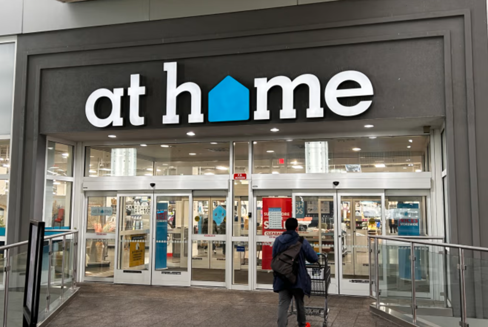 Doanh nghiệp hơn 40 năm tuổi xin phá sản vì cú sốc thuế quan của ông Trump - ảnh 1