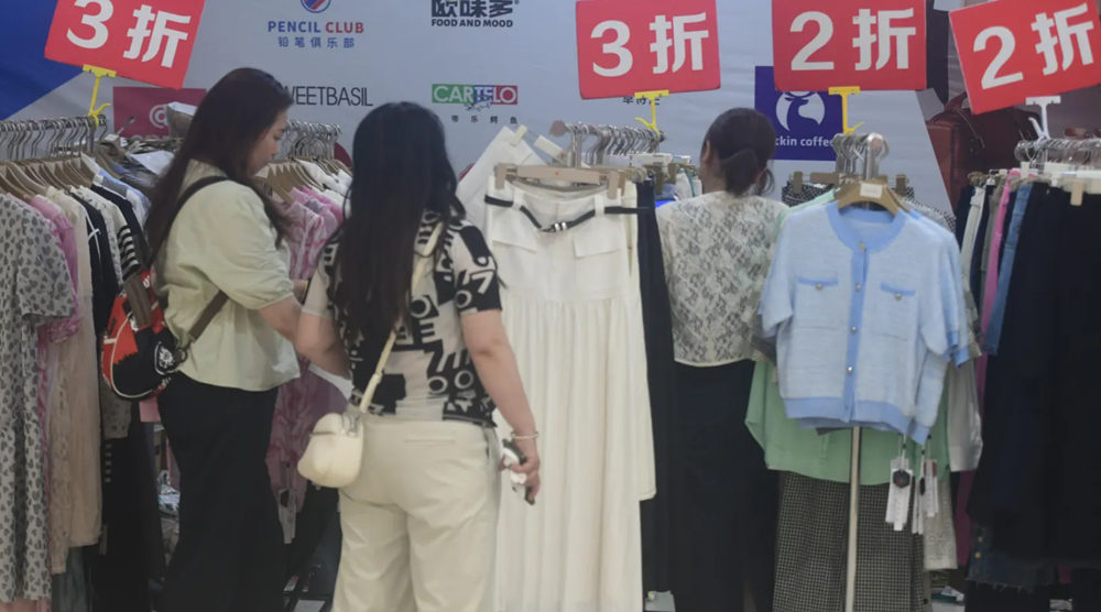 Nền kinh tế lớn thứ 2 thế giới lung lay: Người dân phải hạn chế chi tiêu, đến mua đồ cũng ưu tiên hàng giảm giá - ảnh 1