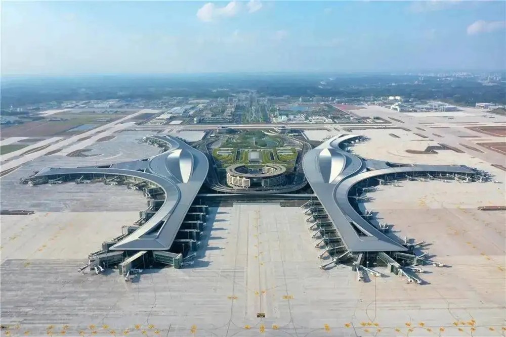 San phẳng 370 ngọn núi xây siêu sân bay thuộc cấp độ cao nhất, huy động 9.000 tấn thuốc nổ - ảnh 2