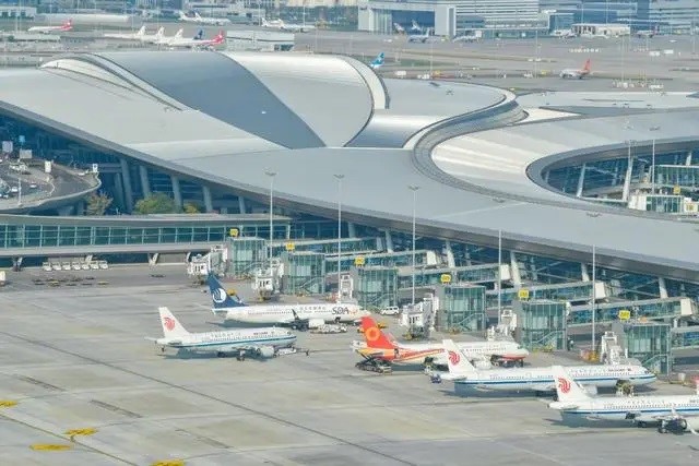 San phẳng 370 ngọn núi xây siêu sân bay thuộc cấp độ cao nhất, huy động 9.000 tấn thuốc nổ - ảnh 1