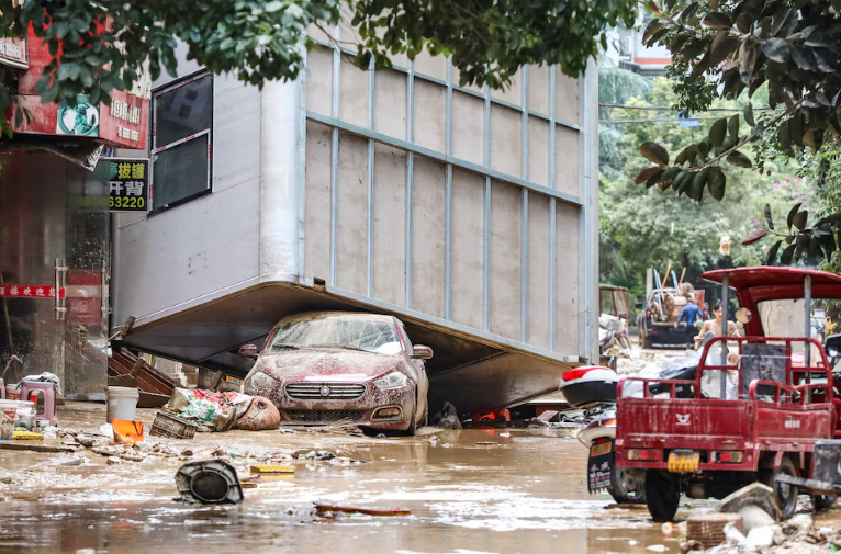 Trận lụt tồi tệ nhất 50 năm khiến gần 81.000 người phải sơ tán, sân vận động bị nhấn chìm, nước ngập cao 3m - ảnh 5
