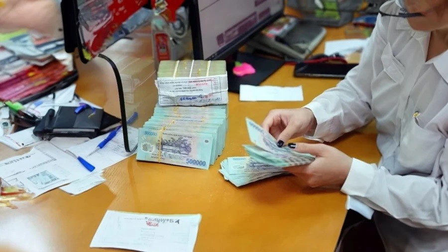 Bà L. đến ngân hàng rút 325 triệu tiền tiết kiệm, nhân viên Agribank thực hiện giao dịch rồi lập tức báo công an - ảnh 1
