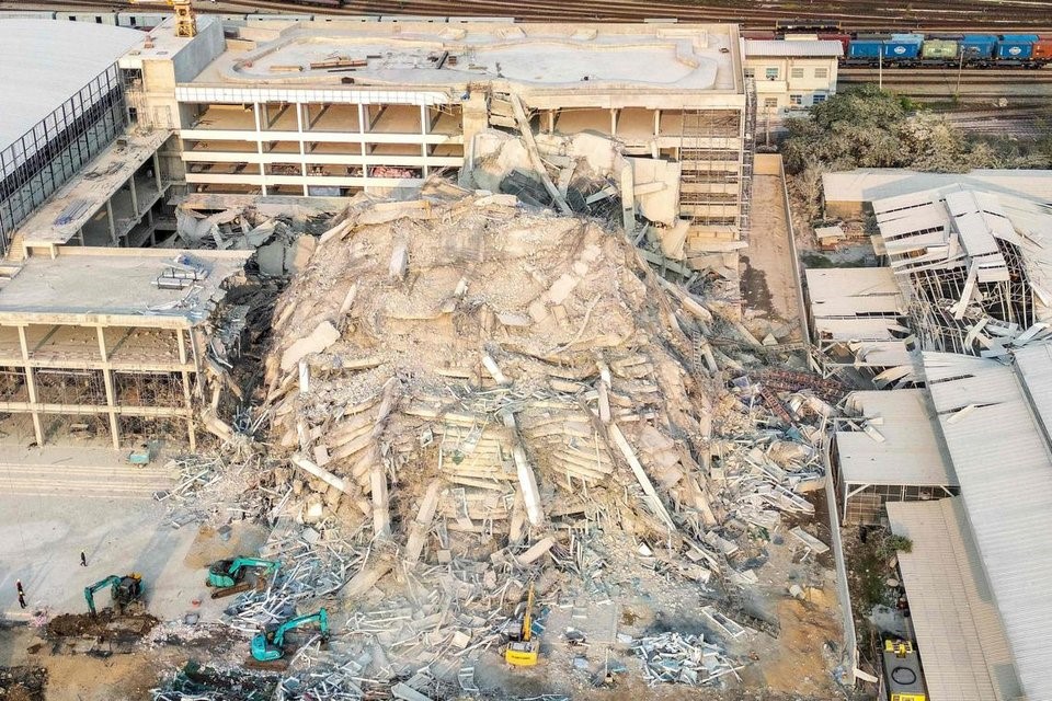 Vụ tòa nhà chọc trời 63 triệu USD đổ sập trong vài phút: Nhà thầu Trung Quốc gian lận vật liệu? - ảnh 2