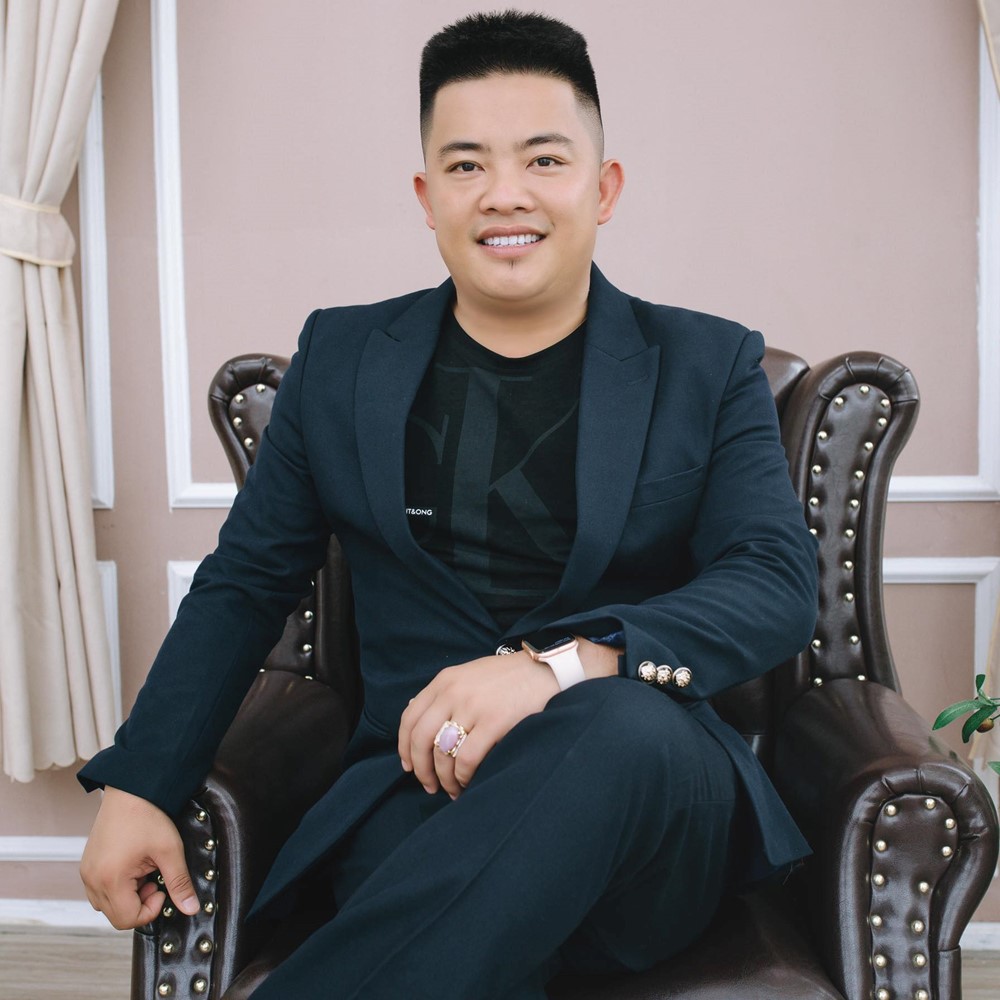 Youtuber Việt Nam tuổi 39 sở hữu nhà hàng 100 tỷ, dinh thự 1.250m2, chủ công ty vốn điều lệ 50 tỷ: Kiếm tiền thế nào? - ảnh 1