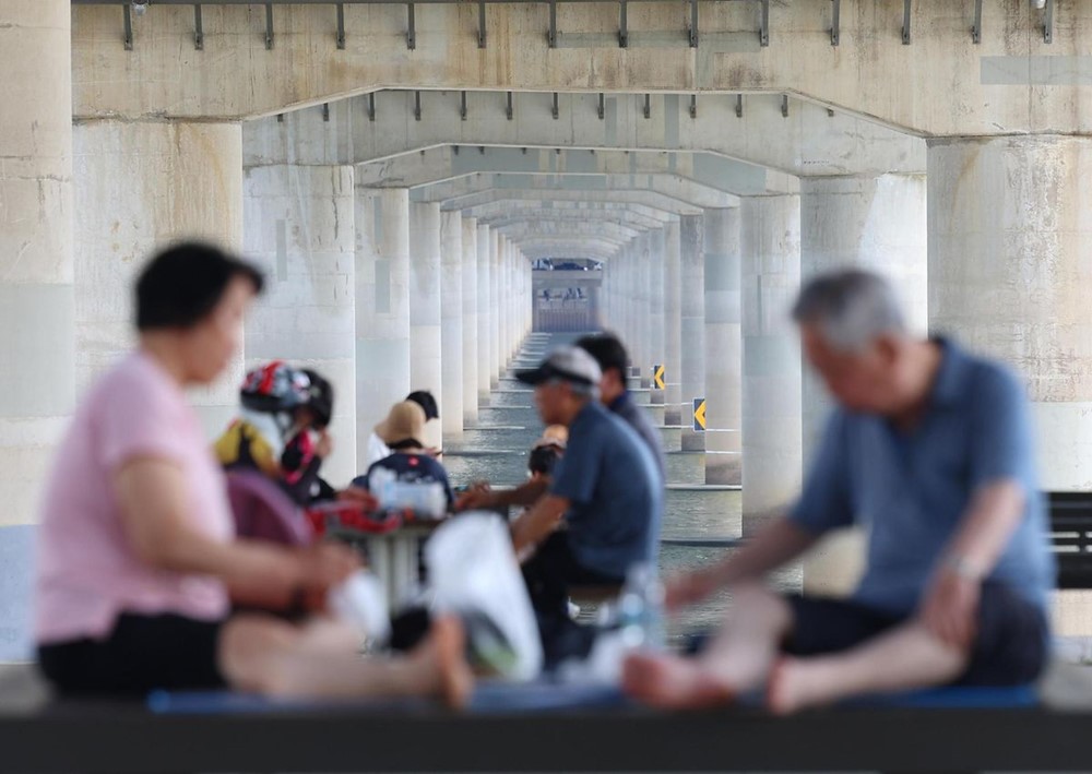 Nền kinh tế lớn thứ 4 châu Á lung lay: 85% dân số có nguy cơ biến mất, Chính phủ nỗ lực giải cứu trong vô vọng - ảnh 1