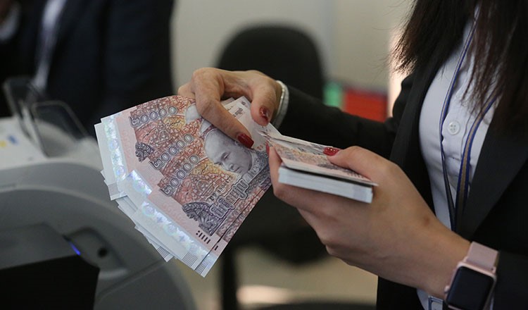 Láng giềng Việt Nam thu hồi gần 280 tỷ đồng tiền lương chi trả vượt mức: Chuyện gì đã xảy ra? - ảnh 1