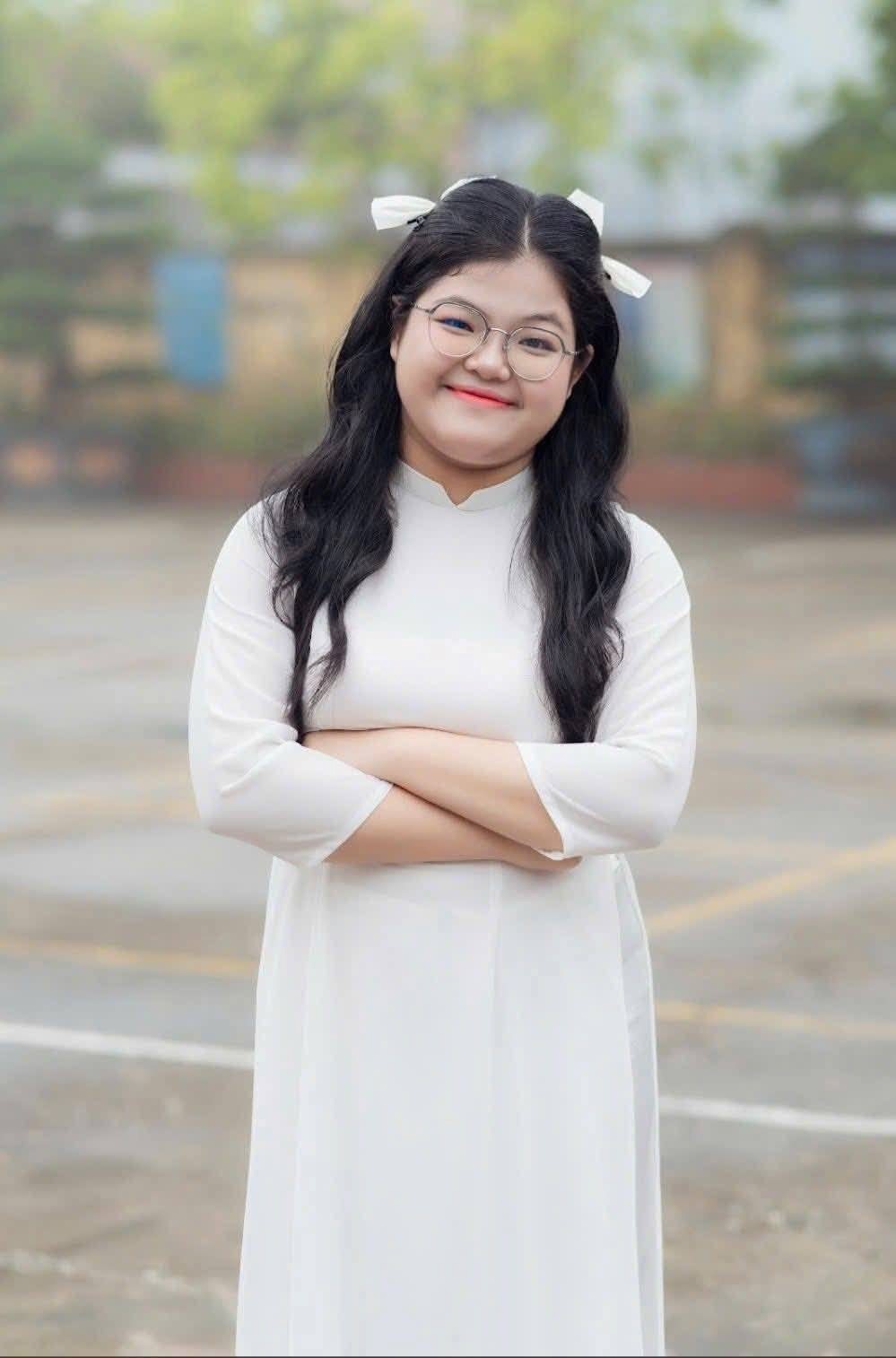 Nữ sinh 'ẵm' 3 điểm 10 khối A00: Từng là thủ khoa đầu vào của trường, được kết nạp Đảng khi mới học cấp 3 - ảnh 2