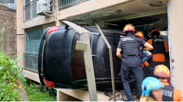 Hy hữu: Nữ tài xế U60 lái ô tô đâm xuyên qua ban công một tòa chung cư, gây tai nạn dù không đụng một giọt bia rượu - ảnh 1