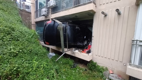 Hy hữu: Nữ tài xế U60 lái ô tô đâm xuyên qua ban công một tòa chung cư, gây tai nạn dù không đụng một giọt bia rượu - ảnh 2