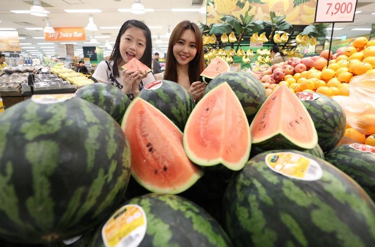 ‘Bão giá’ dưa hấu ở siêu cường châu Á: Hơn 560.000 đồng/quả, đắt gấp 10 lần tại Việt Nam, chất lượng sụt giảm nhưng dân vẫn tranh nhau mua - ảnh 2