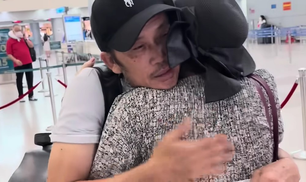 Lộ hình ảnh NSƯT Hoài Linh tiều tụy tại sân bay - ảnh 2