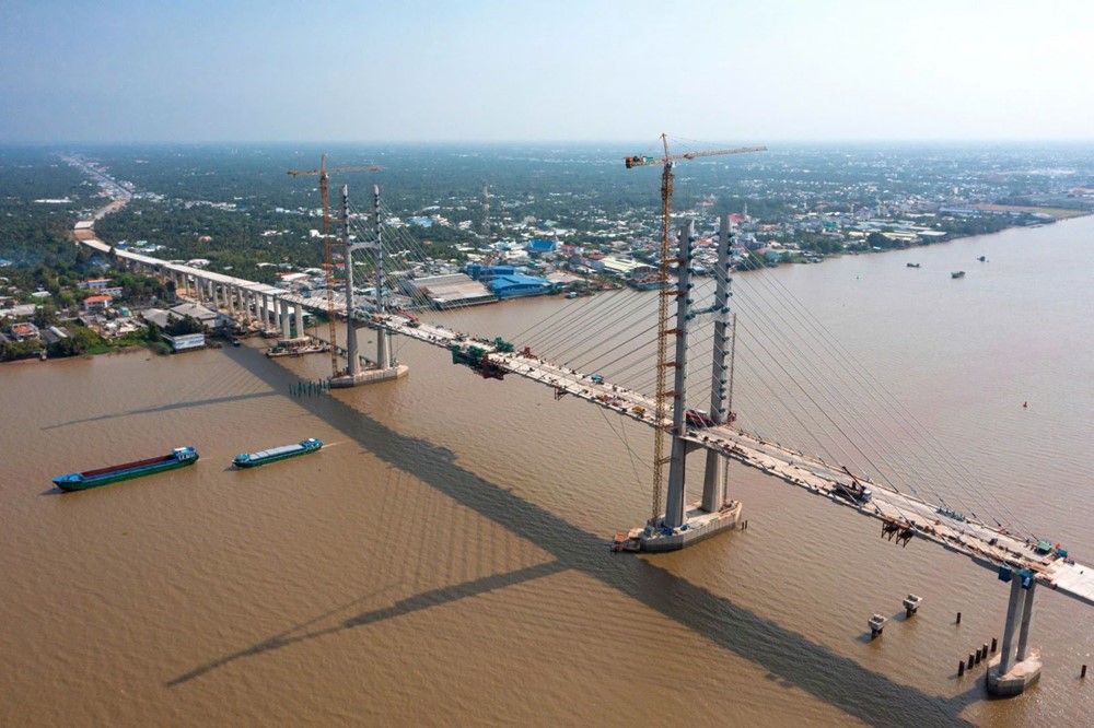 Đề nghị hạn chế xe gắn máy đi qua cầu dây văng 7.000 tỷ  - ảnh 1