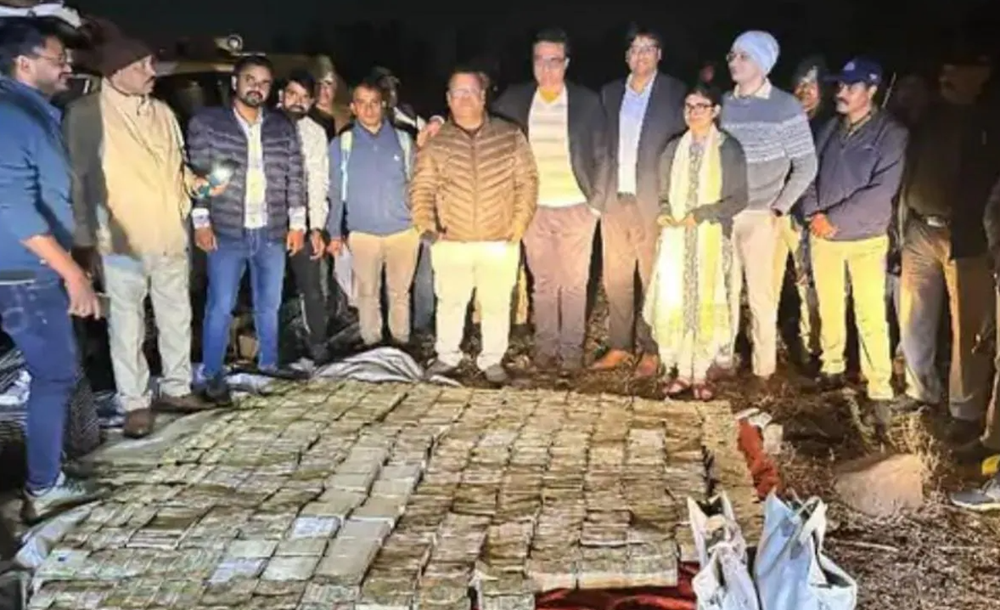 Khám xét chiếc ô tô bị bỏ lại trong rừng, thu giữ khẩn cấp 30 tỷ đồng tiền mặt, hơn 50 cân vàng - ảnh 1