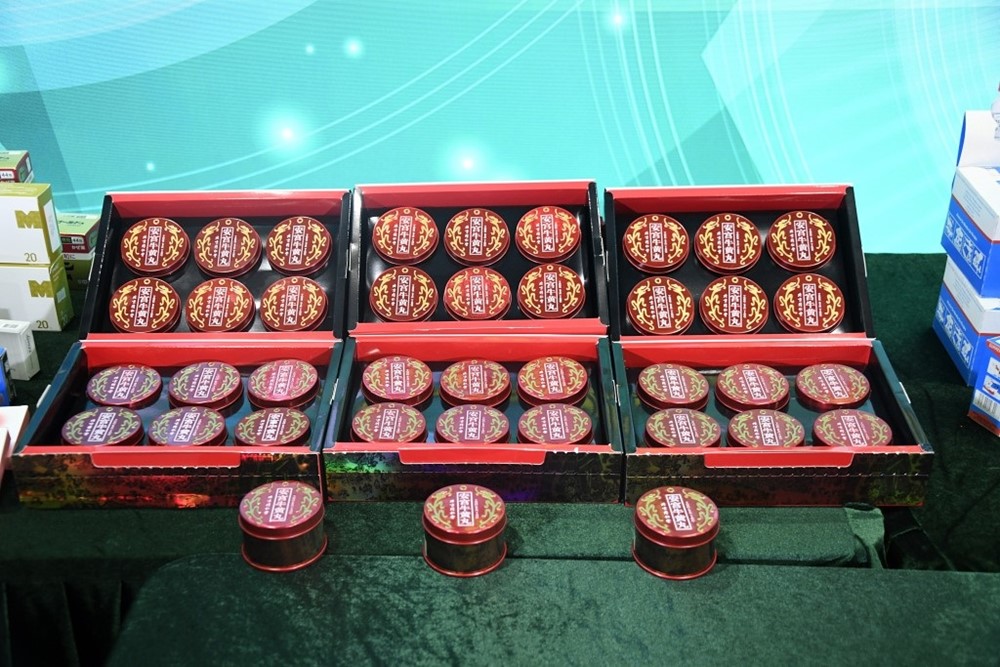 Đột kích 3 trung tâm thương mại lớn, bắt giữ Giám đốc và bốn nhân viên, tịch thu 40.000 lọ thuốc giả trị giá gần 4 tỷ đồng - ảnh 1