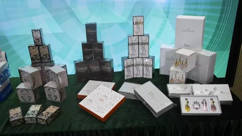 Đột kích 3 trung tâm thương mại lớn, bắt giữ Giám đốc và bốn nhân viên, tịch thu 40.000 lọ thuốc giả trị giá gần 4 tỷ đồng - ảnh 3