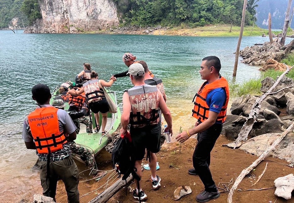 Lật thuyền bất ngờ khiến 1 nữ hướng dẫn viên thiệt mạng, 16 du khách nước ngoài thoát chết trong gang tấc - ảnh 4