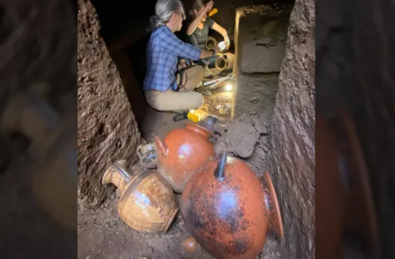 Phát hiện ngôi mộ cổ nguyên vẹn sau 2.600 năm, hơn 100 báu vật  - ảnh 1