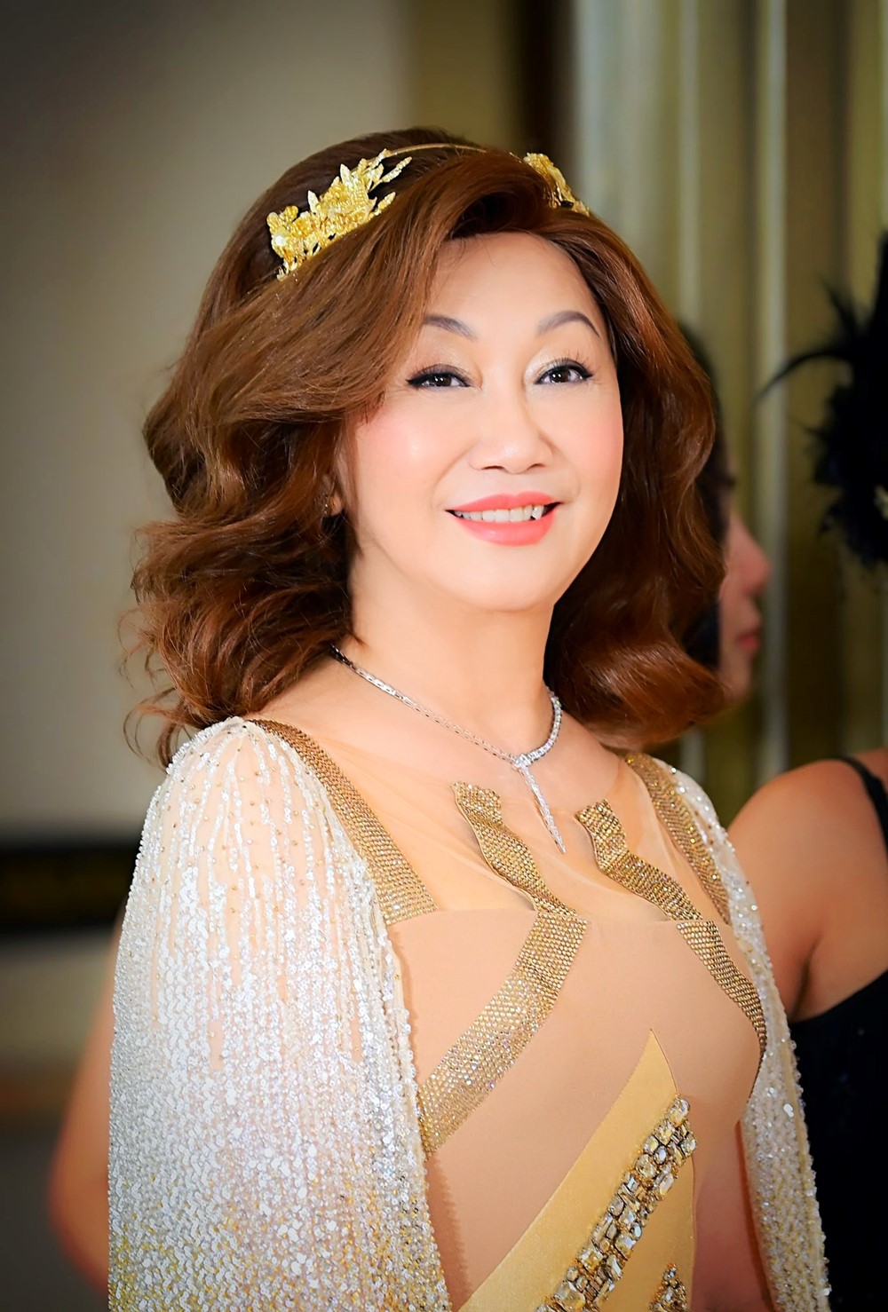 'Bóng hồng' quyền lực đứng sau thành công của hai thế hệ Chủ tịch ngân hàng, tuổi 70 vẫn đẹp kiêu sa, sở hữu 2 bằng Cử nhân tại ĐH danh giá - ảnh 1