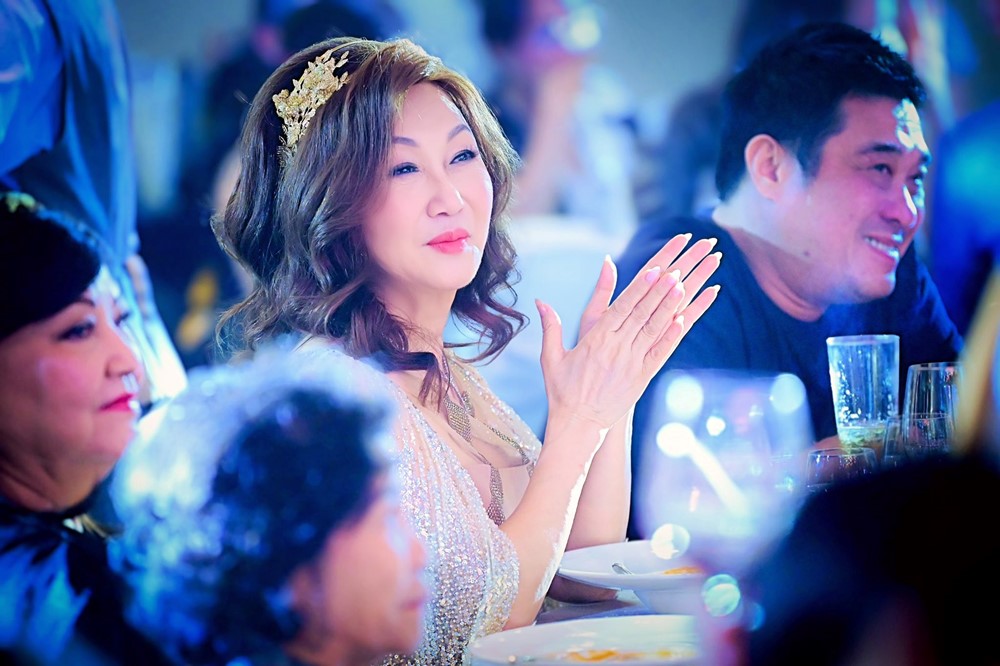 'Bóng hồng' quyền lực đứng sau thành công của hai thế hệ Chủ tịch ngân hàng, tuổi 70 vẫn đẹp kiêu sa, sở hữu 2 bằng Cử nhân tại ĐH danh giá - ảnh 4