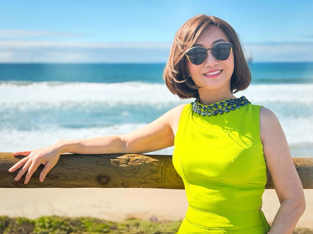 'Bóng hồng' quyền lực đứng sau thành công của hai thế hệ Chủ tịch ngân hàng, tuổi 70 vẫn đẹp kiêu sa, sở hữu 2 bằng Cử nhân tại ĐH danh giá - ảnh 6