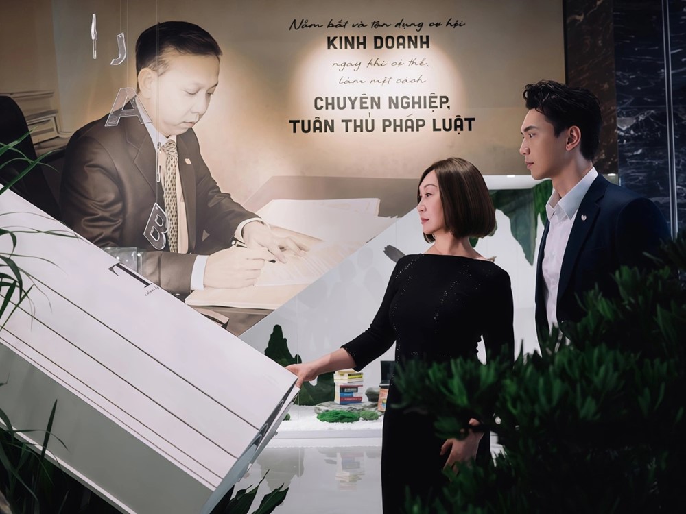 'Bóng hồng' quyền lực đứng sau thành công của hai thế hệ Chủ tịch ngân hàng, tuổi 70 vẫn đẹp kiêu sa, sở hữu 2 bằng Cử nhân tại ĐH danh giá - ảnh 8