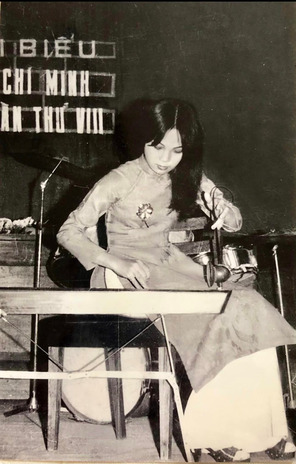 Nữ ca sĩ nổi tiếng nhờ ca khúc 'Thời hoa đỏ', ngày trẻ đi diễn khắp mặt trận biên giới phía Bắc, đại diện Việt Nam thi hát ở Triều Tiên, U70 sống hạnh phúc bên chồng NSƯT  - ảnh 2