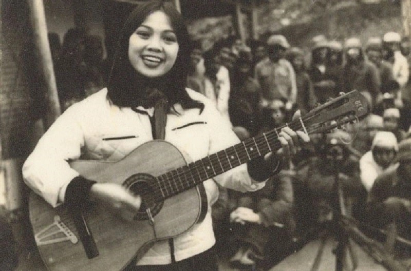 Nữ ca sĩ nổi tiếng nhờ ca khúc 'Thời hoa đỏ', ngày trẻ đi diễn khắp mặt trận biên giới phía Bắc, đại diện Việt Nam thi hát ở Triều Tiên, U70 sống hạnh phúc bên chồng NSƯT  - ảnh 3