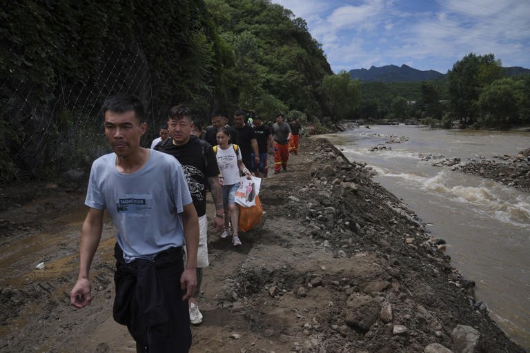 'Bom nước' khổng lồ đổ xuống Bắc Kinh gây lụt lịch sử, 38 người tử vong - ảnh 1