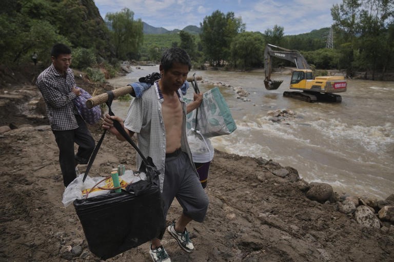 'Bom nước' khổng lồ đổ xuống Bắc Kinh gây lụt lịch sử, 38 người tử vong - ảnh 3
