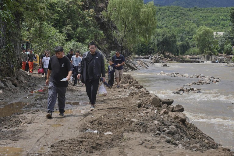'Bom nước' khổng lồ đổ xuống Bắc Kinh gây lụt lịch sử, 38 người tử vong - ảnh 5