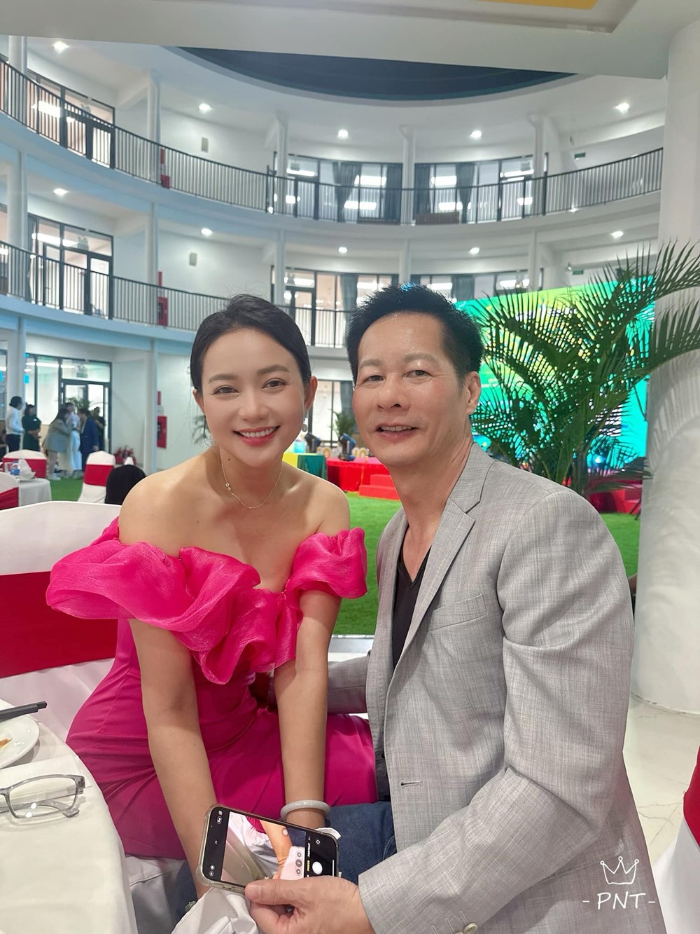 Mỹ nhân Cà Mau khiến doanh nhân BĐS 63 tuổi 'mê như điếu đổ', sang tên tài sản trăm tỷ, tặng đất 500m2 - ảnh 7
