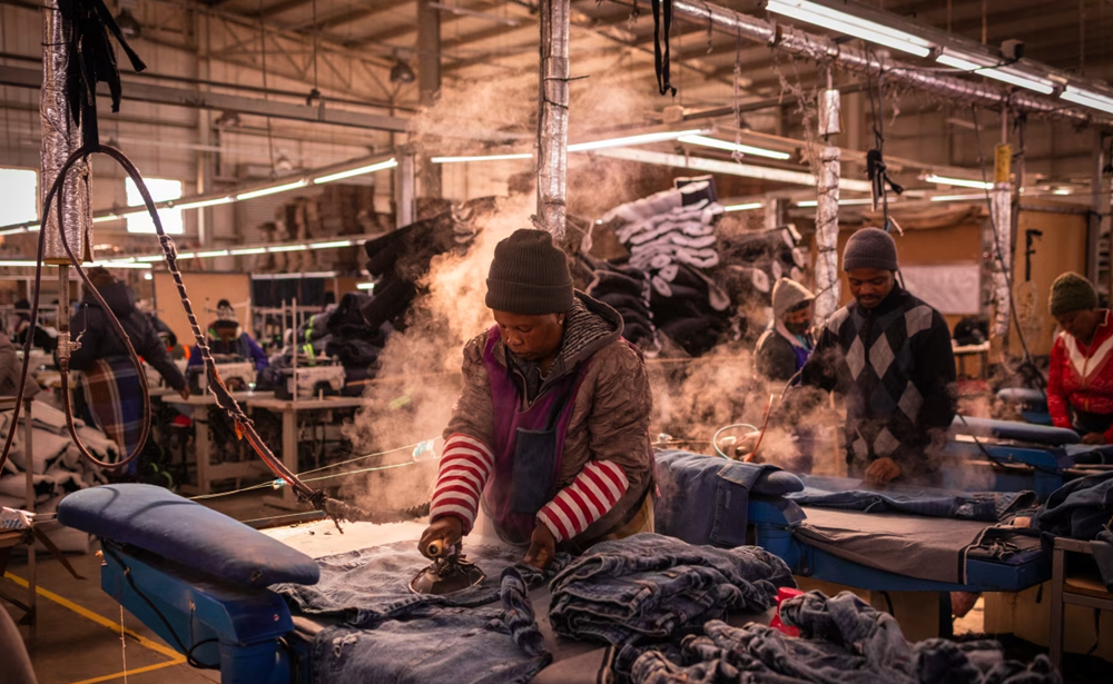 Báo động một quốc gia chìm vào khủng hoảng, hàng loạt dây chuyền sản xuất ngừng hoạt động vì 'cú sốc' từ ông Trump - ảnh 1