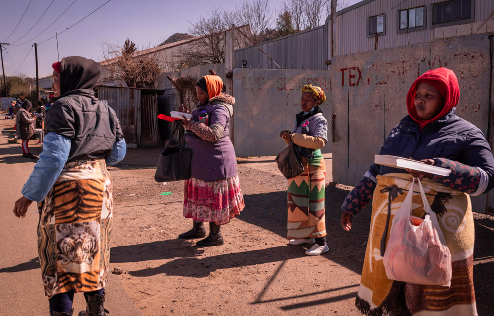 Báo động một quốc gia chìm vào khủng hoảng, hàng loạt dây chuyền sản xuất ngừng hoạt động vì 'cú sốc' từ ông Trump - ảnh 4