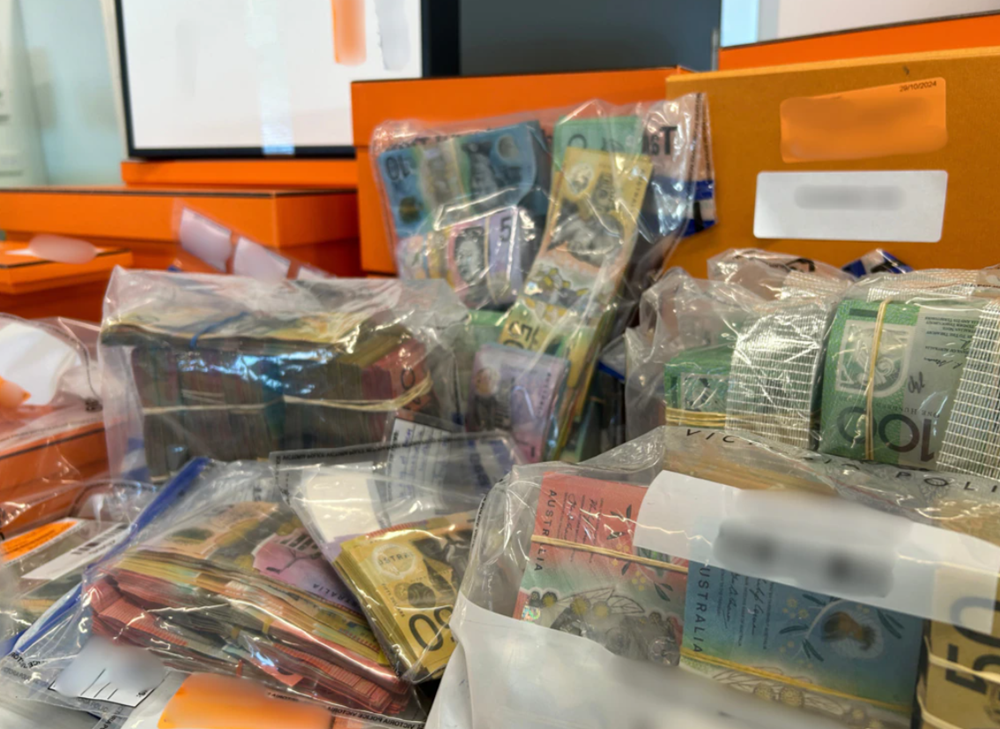 Đột kích hai căn nhà ở ngoại thành, cảnh sát tịch thu 24 cân vàng thỏi gần 100 tỷ, tiền mặt 47 tỷ, thuốc lá lậu, túi xách hiệu - ảnh 1