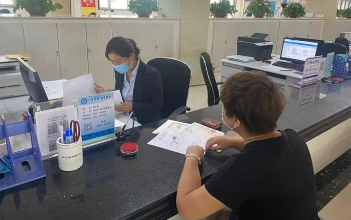 Bà Trương rút 360 triệu từ sổ tiết kiệm chuyển vào tài khoản cá nhân, nhân viên ngân hàng phong tỏa tài khoản rồi lập tức báo công an - ảnh 2