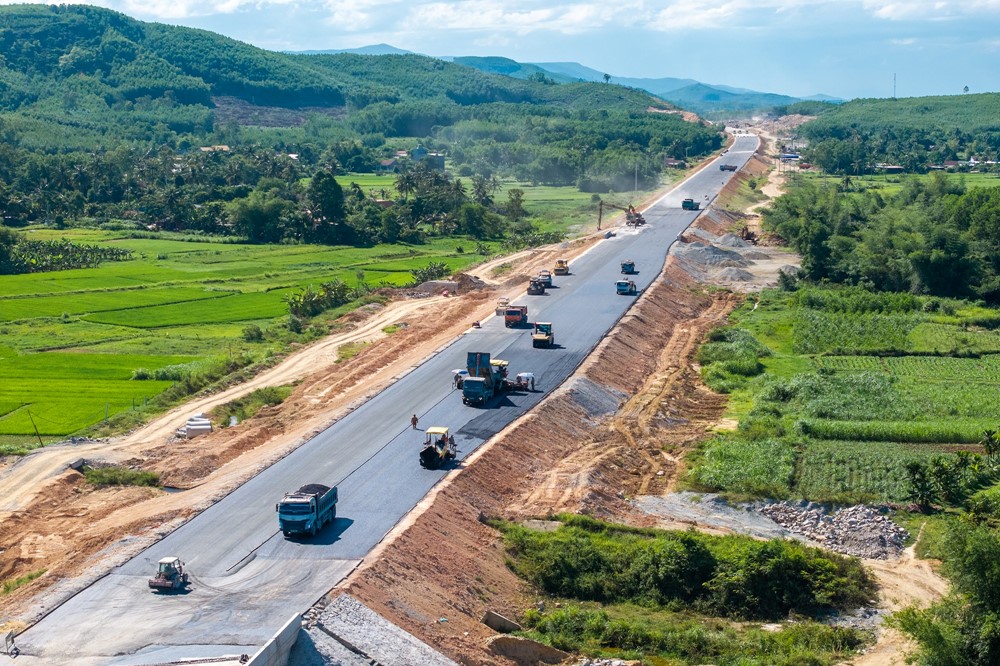 Huy động 3.060 người, 1.140 máy móc làm hết công suất, đưa dự án 20.400 tỷ lớn nhất cao tốc Bắc - Nam về đích theo chỉ đạo của Thủ tướng - ảnh 2