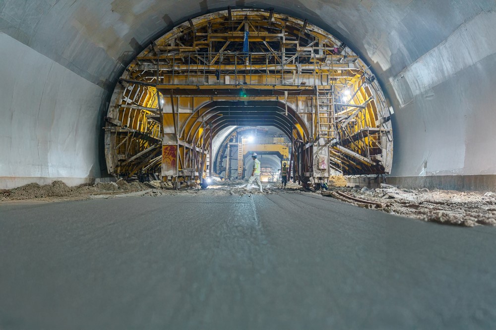 Huy động 3.060 người, 1.140 máy móc làm hết công suất, đưa dự án 20.400 tỷ lớn nhất cao tốc Bắc - Nam về đích theo chỉ đạo của Thủ tướng - ảnh 3