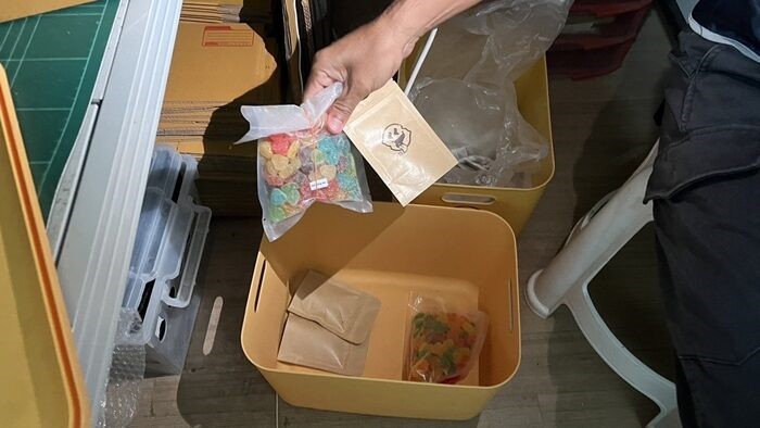 Đột kích căn nhà 3 tầng, phát hiện số lượng lớn thạch, bánh quy cho trẻ em pha cần sa khiến dư luận phẫn nộ - ảnh 2