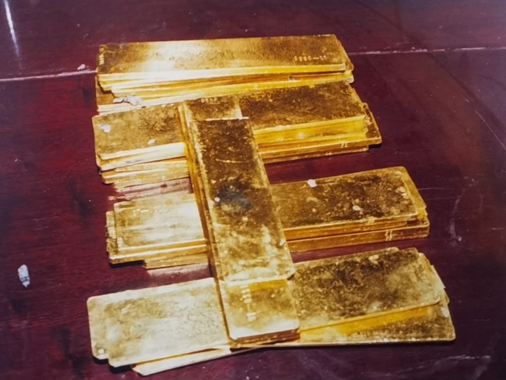 Bắt cựu lãnh đạo tập đoàn lớn, tịch thu 70kg vàng giấu dưới đáy hồ - ảnh 1