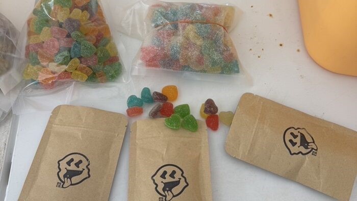 Đột kích căn nhà 3 tầng, phát hiện số lượng lớn thạch, bánh quy cho trẻ em pha cần sa khiến dư luận phẫn nộ - ảnh 5