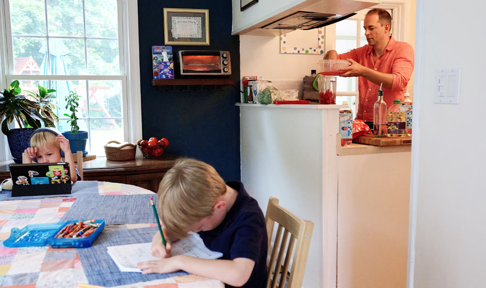 Nền kinh tế lớn nhất thế giới lung lay: Người dân không dám chuyển việc, ngậm ngùi chịu cảnh nhà nhỏ không đủ chỗ - ảnh 2