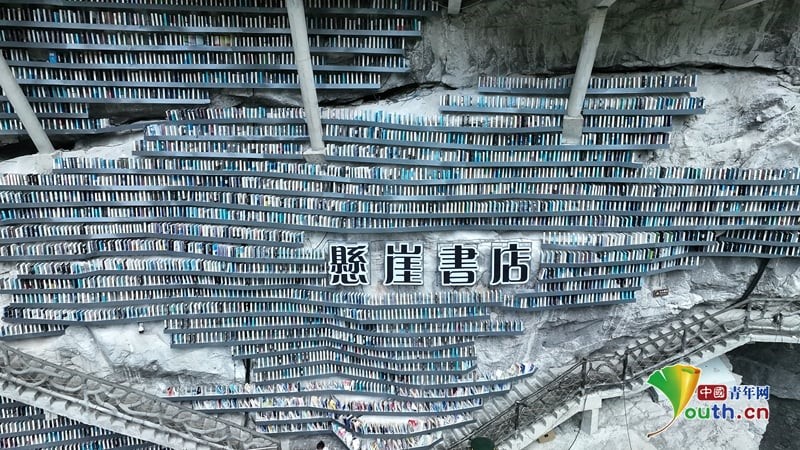 Thư viện độc nhất thế giới tại Trung Quốc, công nhân cải tạo hang đá bên 'mép vực' để hoàn thành - ảnh 1
