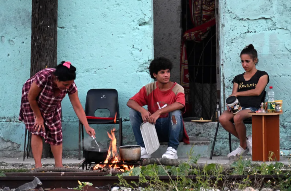 Chuyện gì xảy ra với kinh tế Cuba: Mất điện 20 tiếng/ngày, người dân phải thắt lưng buộc bụng, không đủ nước sinh hoạt - ảnh 2
